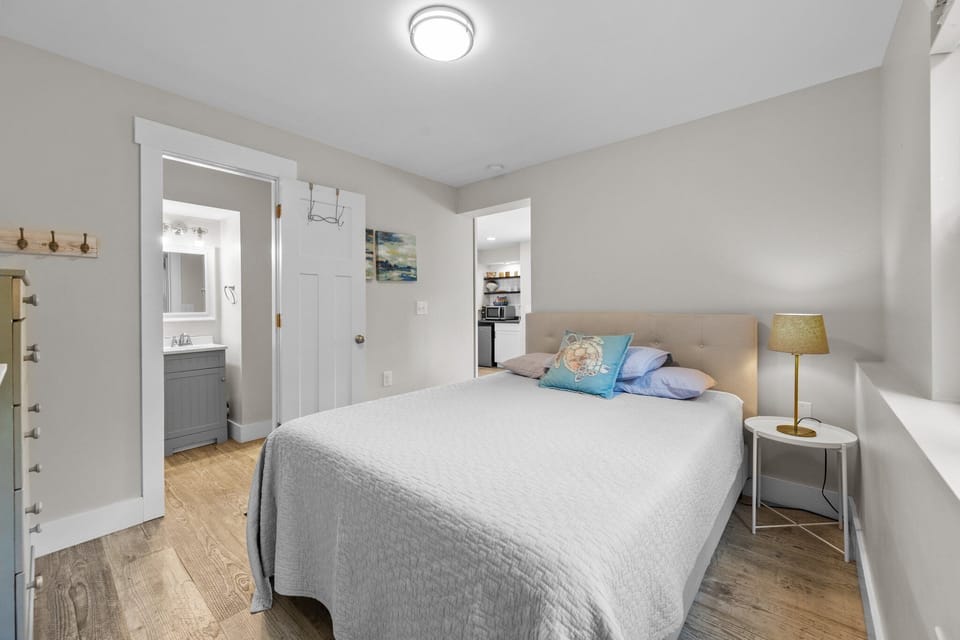 Queen sized bed w/ ensuite bathroom