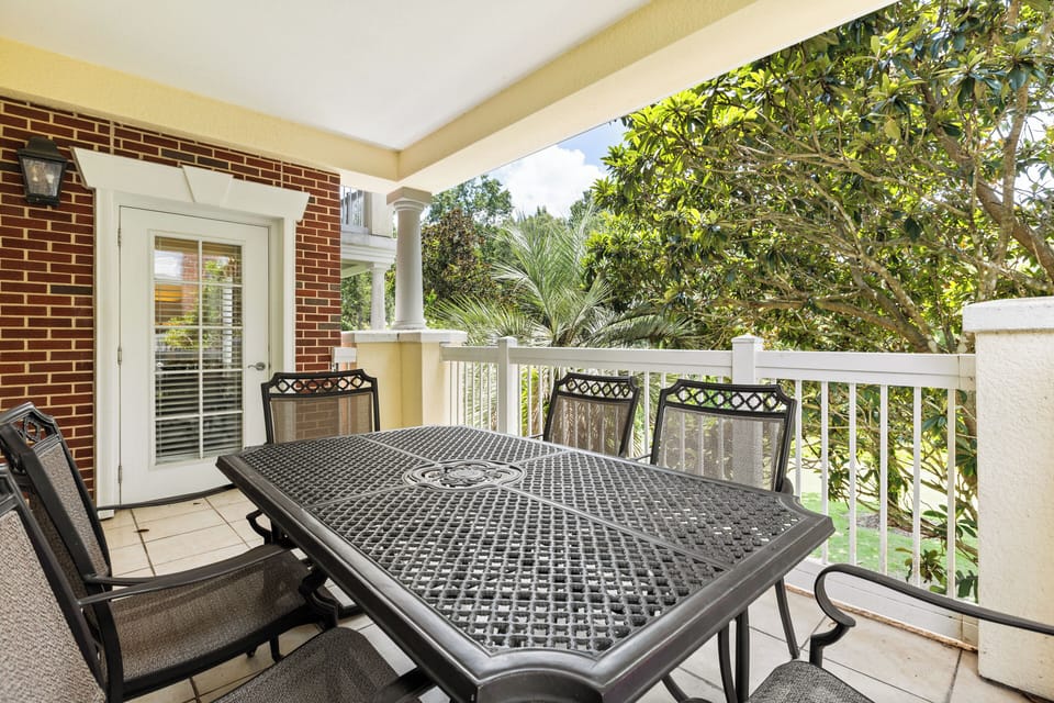 Dine al fresco on the balcony