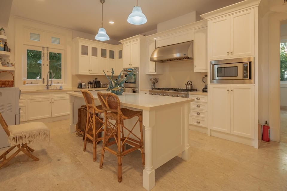 10 room mansion with amazing views and full service staff (2099)