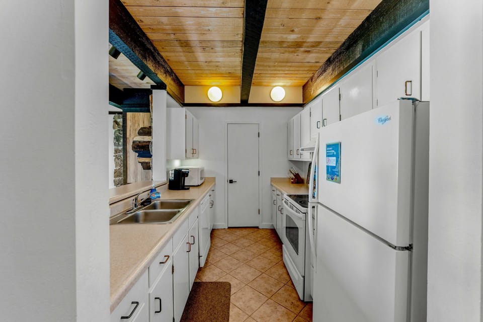Kitchen: Keurig, kettle, dishwasher, mugs, wine glasses, baking dishes