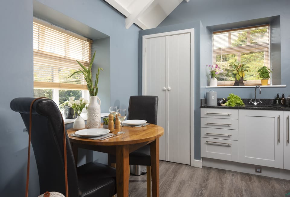 Honey Pot, Duloe, Liskeard. Ground Floor: Dining table with seating for two guests