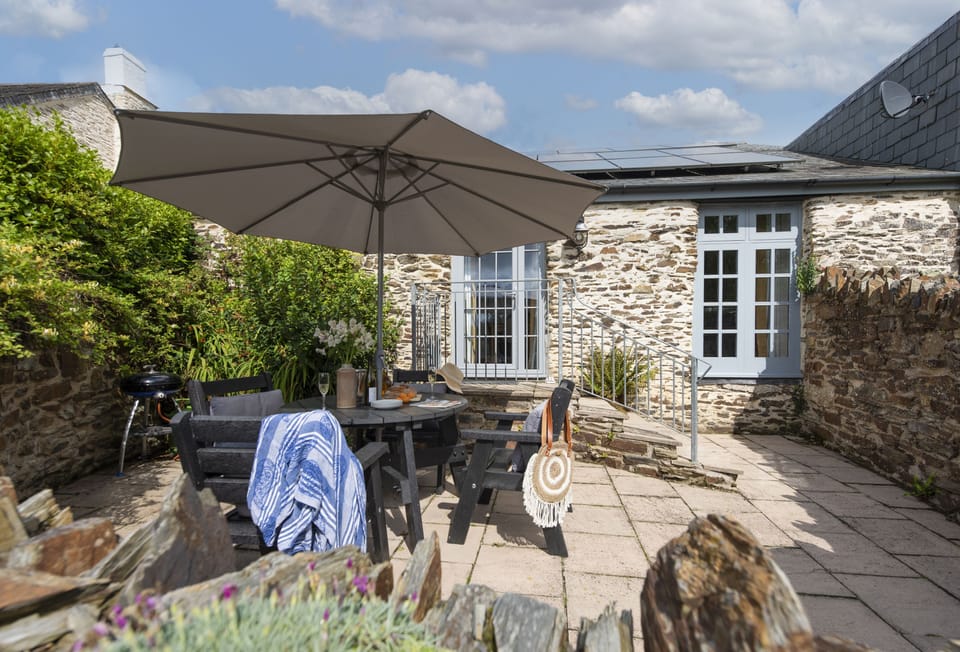 Blackberry Barn, Duloe, Liskeard. Sunlight soaks your private courtyard throughout the day