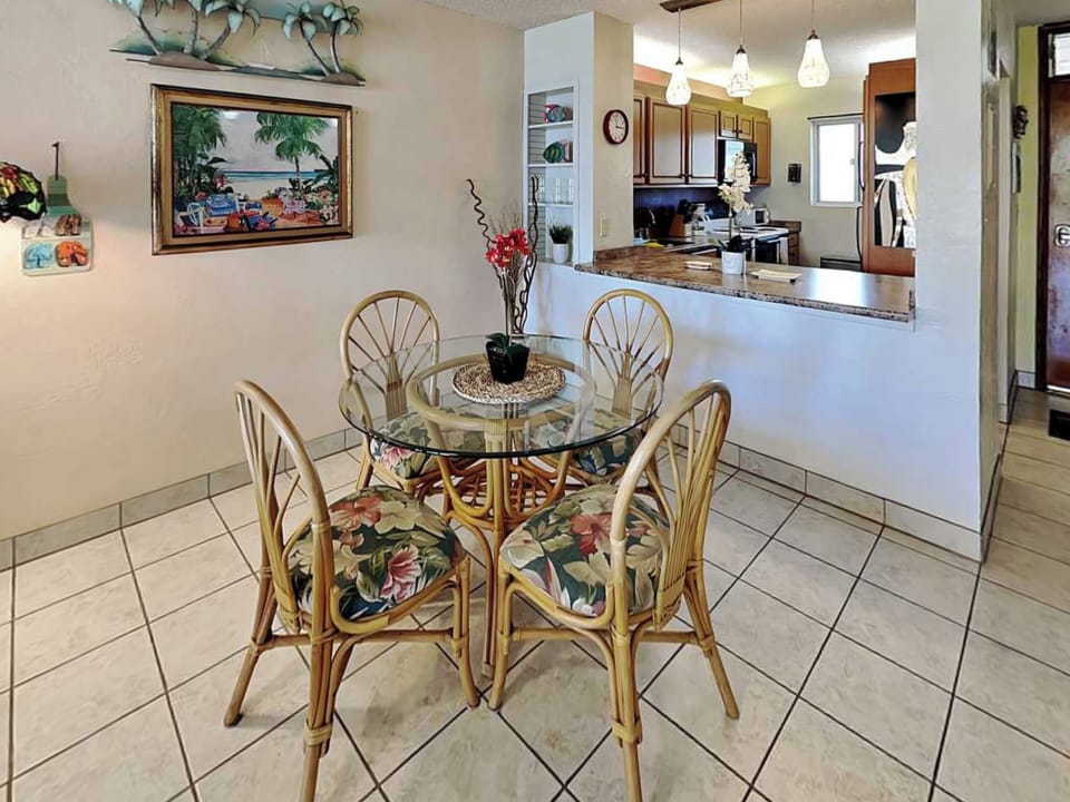 Dining Area - Seating for 4