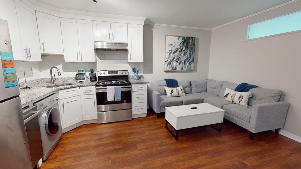 Honey-Bee-Living Room/Kitchen
