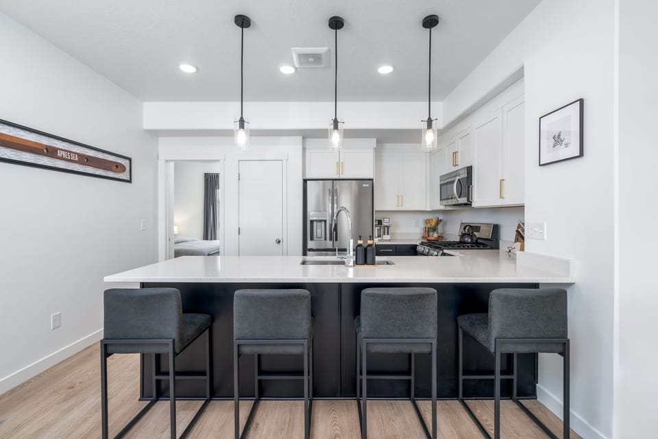 Breakfast Bar with seating for 4.