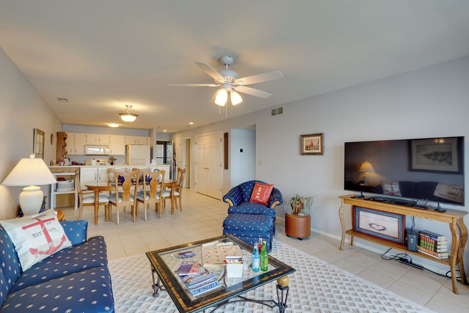 Living Room | Queen Sleeper Sofa | Free WiFi | Central A/C & Heat | Smart TV