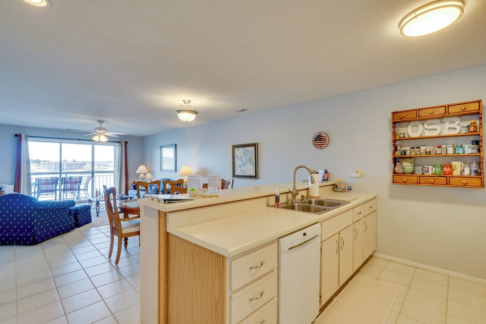 Fully Stocked Kitchen | Keurig & Drip Coffee Makers | Blender | Slow Cooker