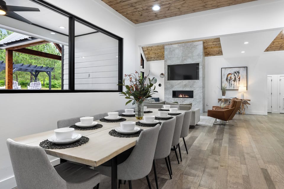 Dining Room: Enjoy delicious meals surrounded by stylish decor and breathtaking views!