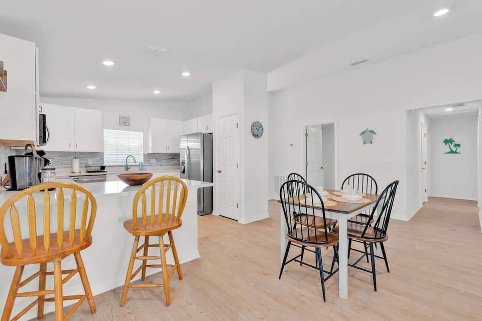 Start your morning ritual with a cup of coffee made from the Keurig machine, enjoyed either at the breakfast bar or at the cozy dining table with seating for 4.