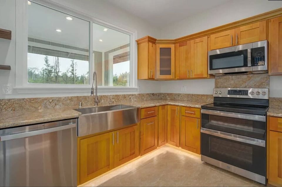 Beautiful stainless steel farm sink and double oven