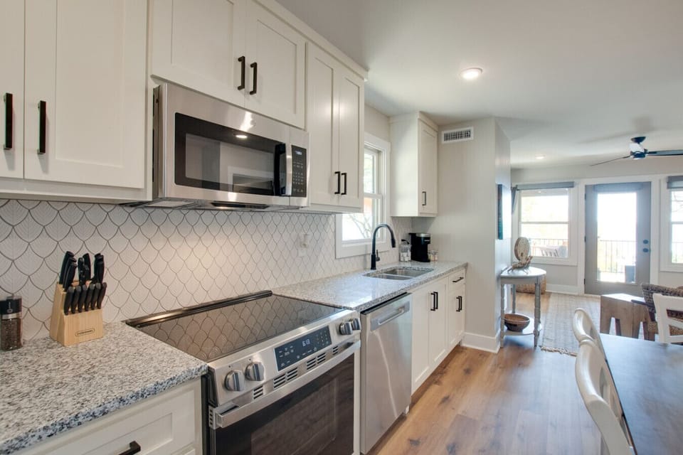 Kitchen and Dining Area fit for Six