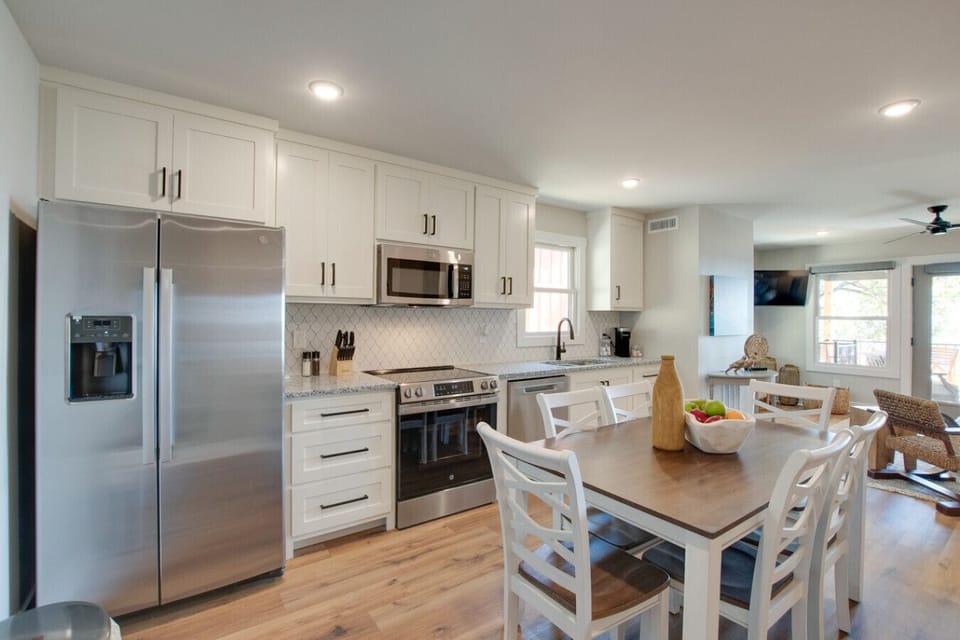 Kitchen and Dining Area fit for Six