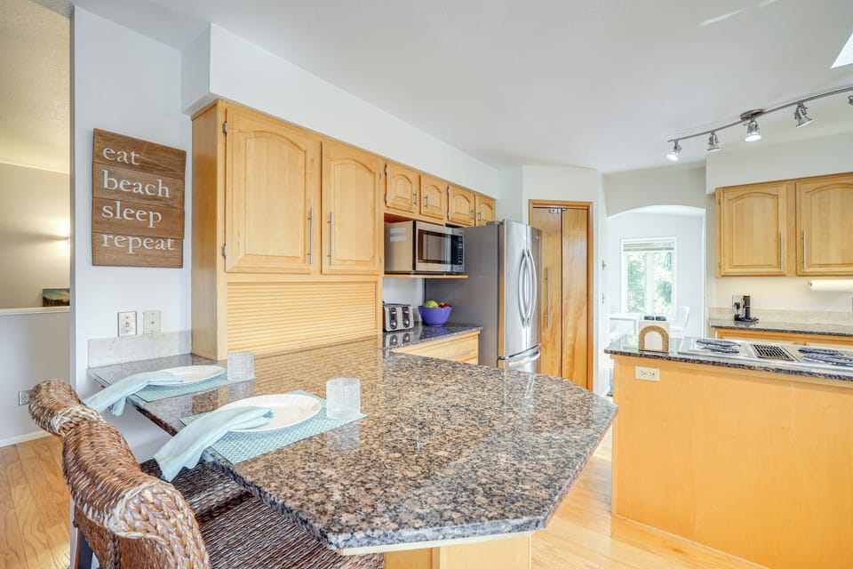 Kitchen | Drip & Keurig Coffee Makers | Dishwasher | Blender | Main Level