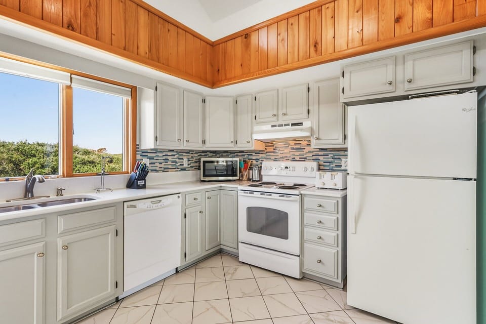 The fully equipped Kitchen includes and a pantry and a breakfast bar with seating for 3.