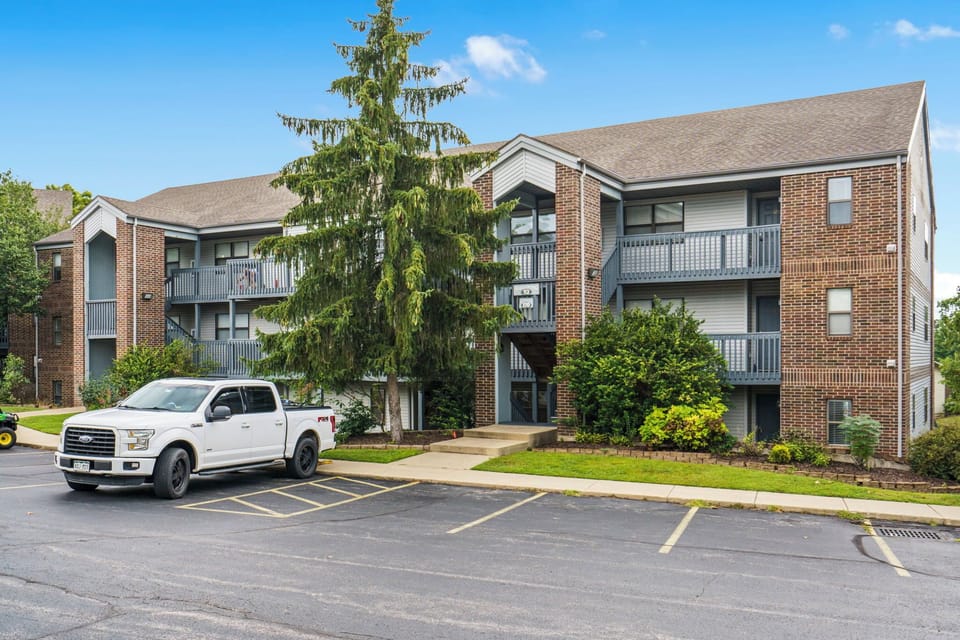 Building Exterior-Level Parking
