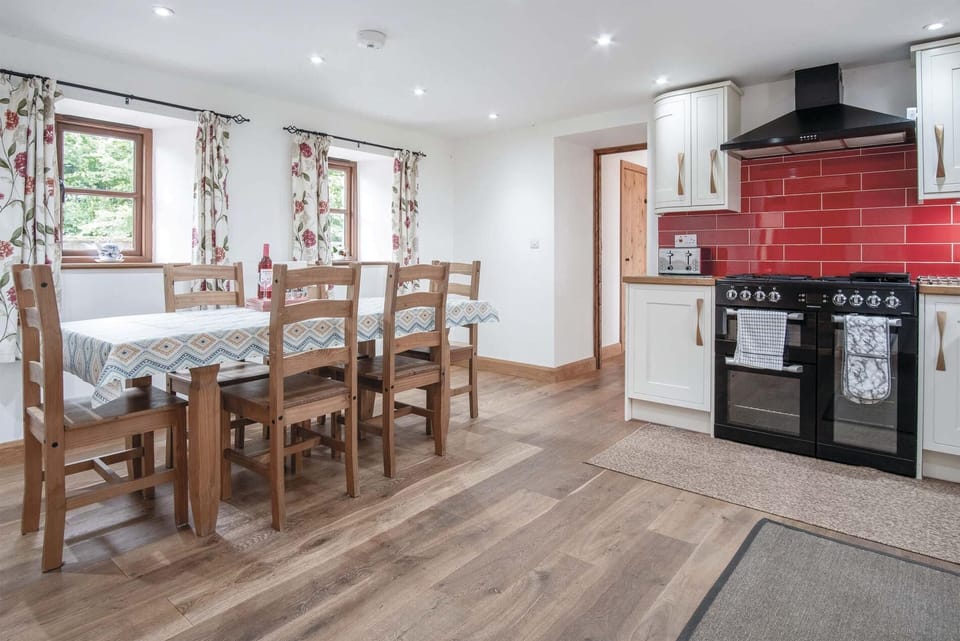 The Stables - 3 Bedroom Cottage - Beavers Hill (23631)
