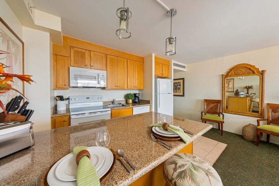 Fully equipped kitchen with granite countertop