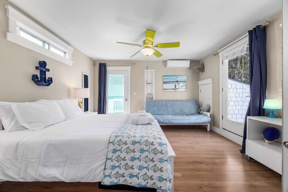 Guest Bedroom 2 w/ queen bed - Upstairs