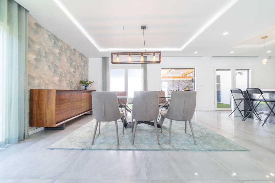 Modern dining room with pendant lighting — Villa Alva, luxury holiday villa in Aroeira