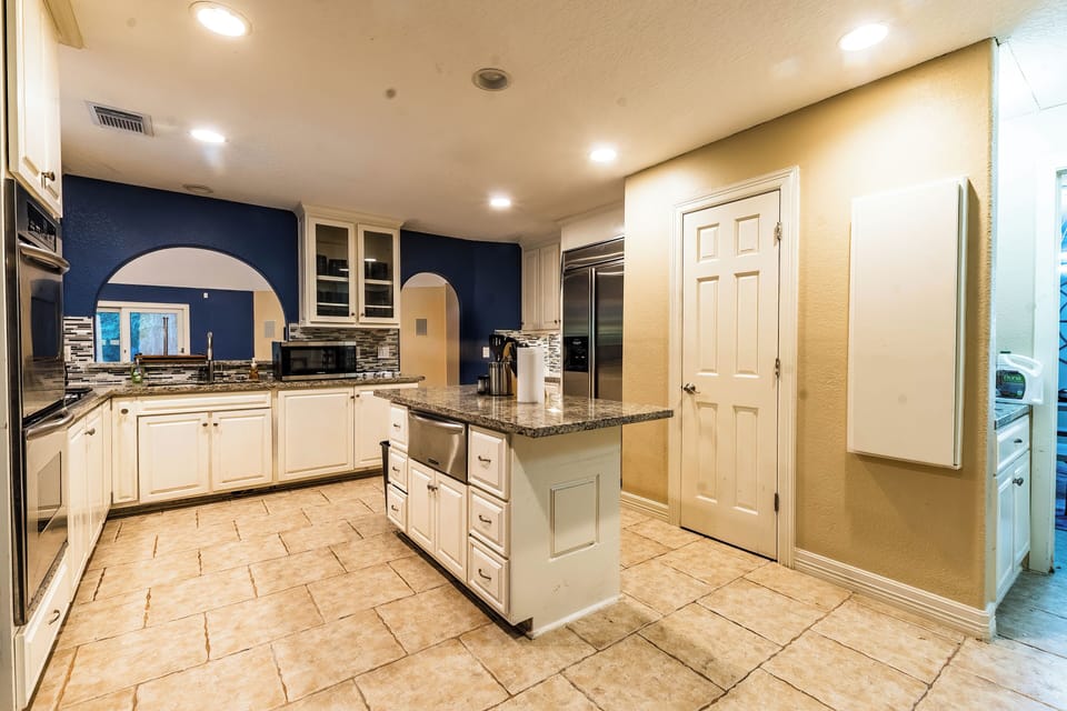 Full Kitchen with Double Oven, Air Fryer, Dishwasher, Toaster, Dish Set