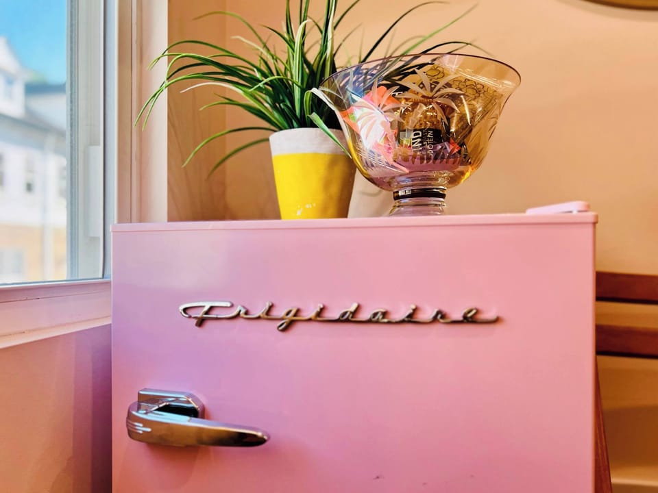 [Mini fridge]
