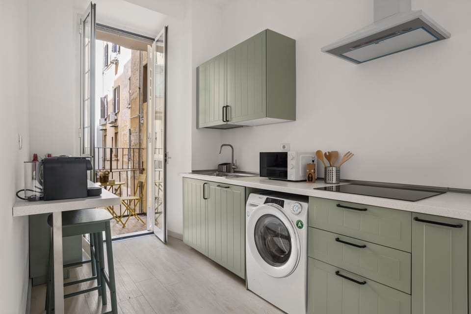 Cucina con microonde e nespresso 