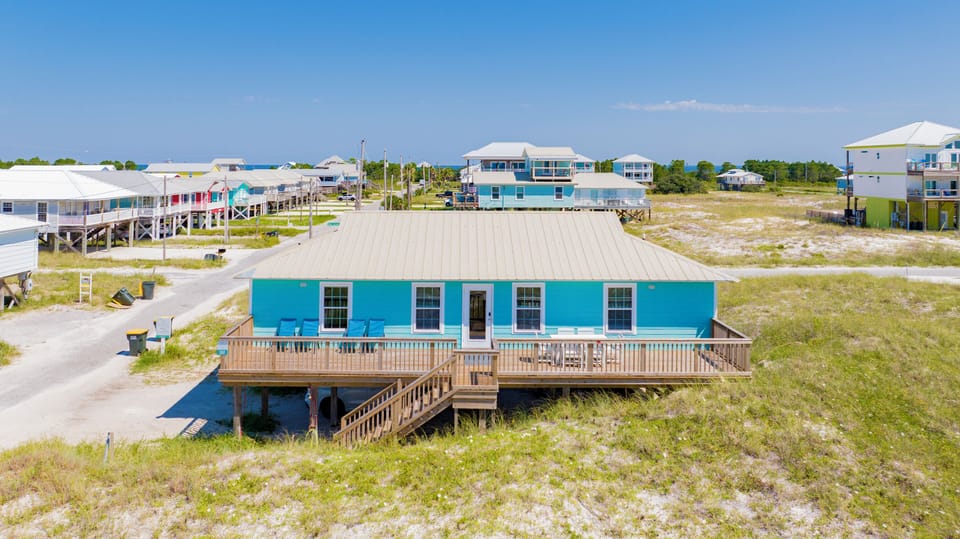 A pet-friendly beachfront cottage located in Fort Morgan