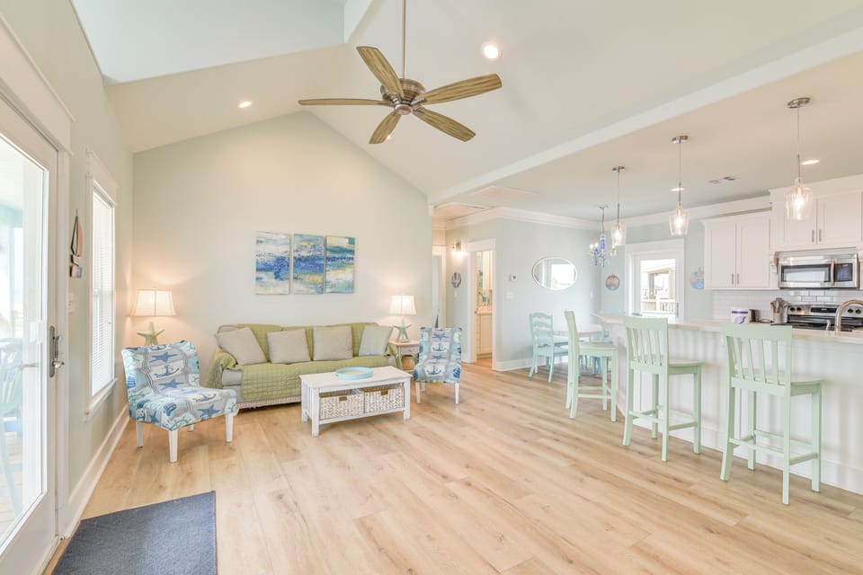 Living Room | Free WiFi | Smart TV | Queen Sleeper Sofa