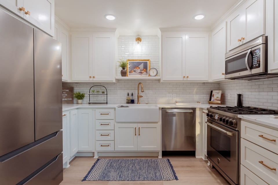 A modern kitchen with all you need to prepare your favorite meals.
