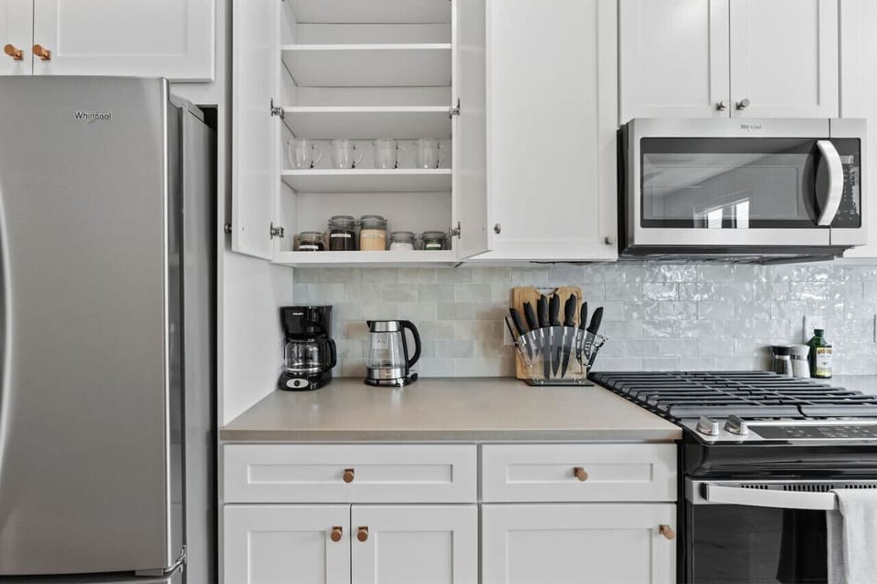 Fully stocked kitchen with all that you need. Pots, pans, bakeware, salt +pepper, and olive oil!!