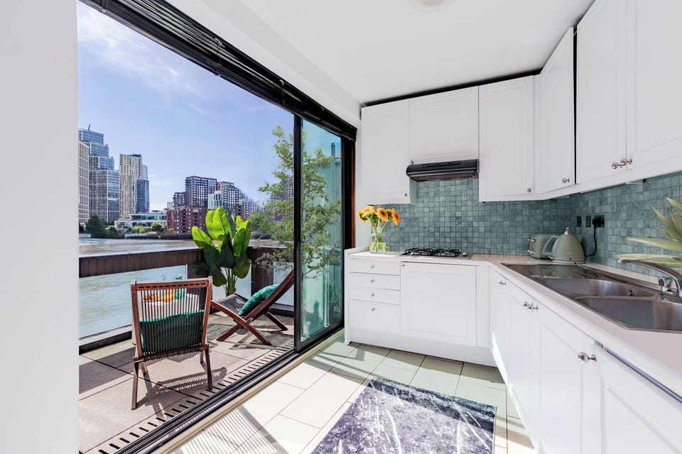 Private kitchen with a view of the Cityscape
