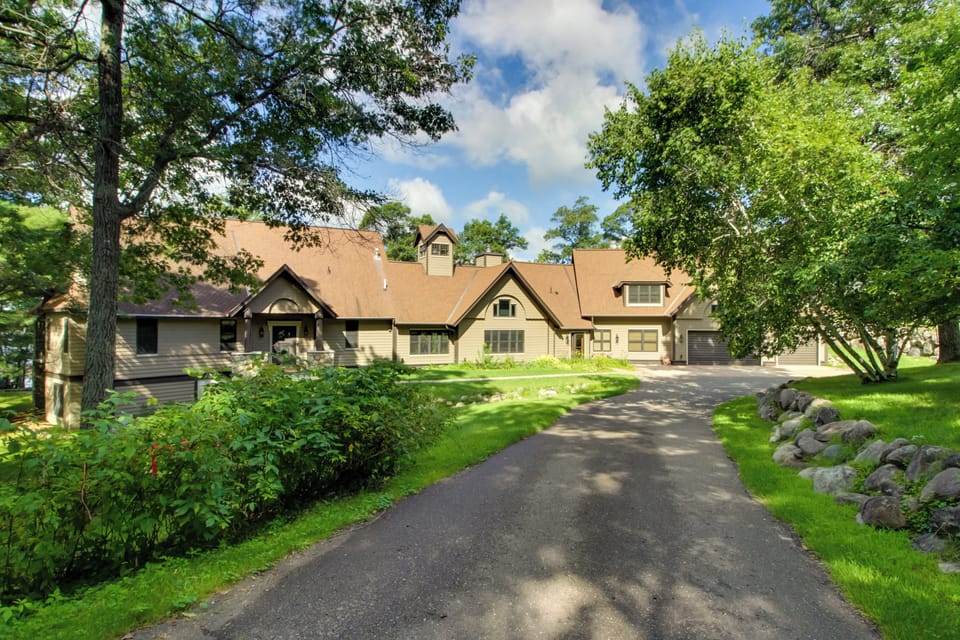 Lake Shore Vacation Rental | 7BR | 6.5BA | Stairs Required | 6,758 Sq Ft