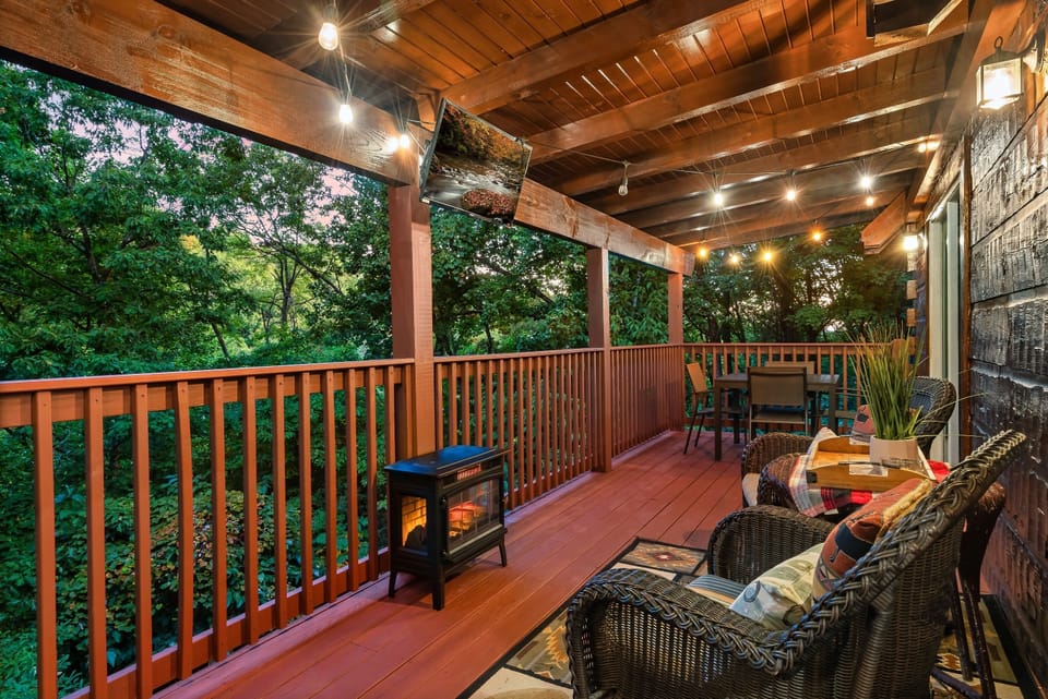 #SmokyMountains #GatlinburgCabin #MountainRetreat #TennesseeGetaway 
