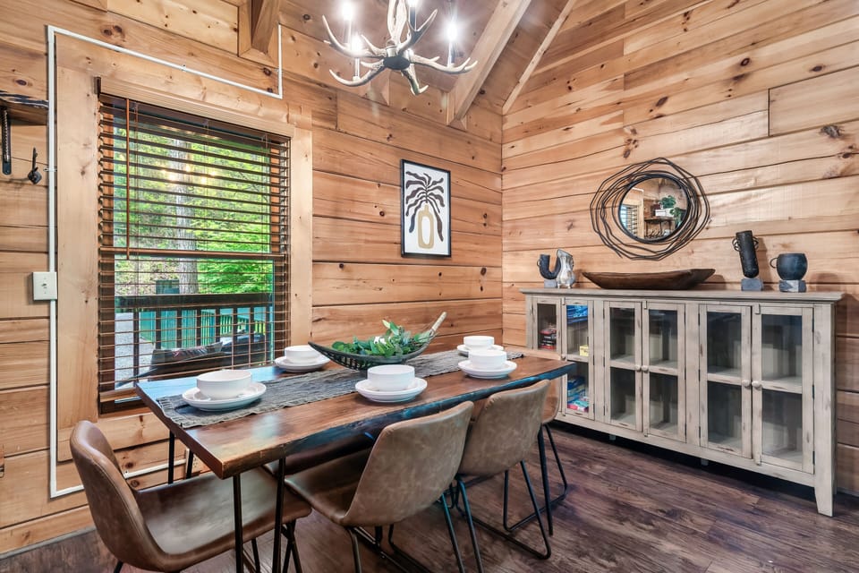 #SmokyMountains #GatlinburgCabin #MountainRetreat #TennesseeGetaway 