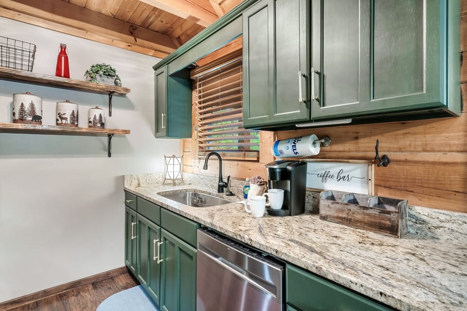 #SmokyMountains #GatlinburgCabin #MountainRetreat #TennesseeGetaway 