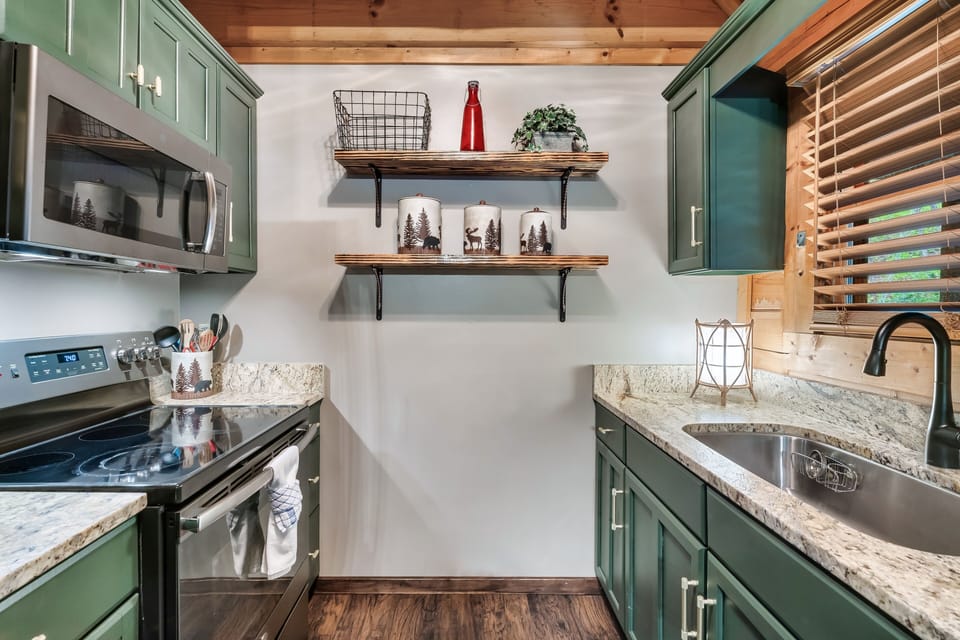 #SmokyMountains #GatlinburgCabin #MountainRetreat #TennesseeGetaway 