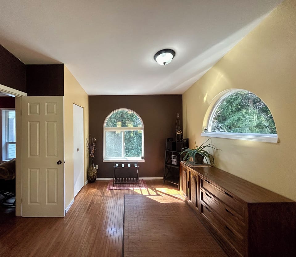 Large master bedroom(Queen)