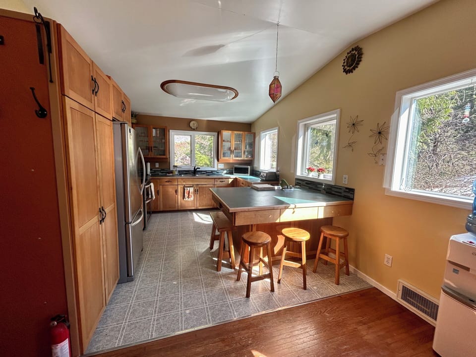 Fully equipped kitchen inc: dishwasher,microwave,coffee maker  and large island.