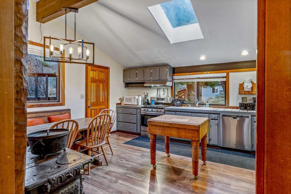Kitchen: Well-equipped kitchen, range of appliances, spacious counter and cabinets, 6-person dining table