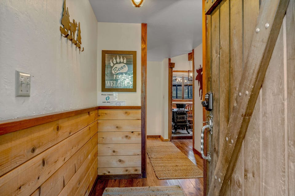 Entryway: Entry into the home, coat hooks