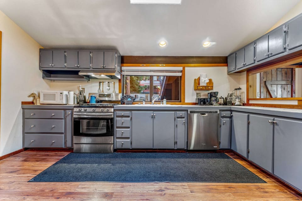 Kitchen: Well-equipped kitchen, range of appliances, spacious counter and cabinets, 6-person dining table