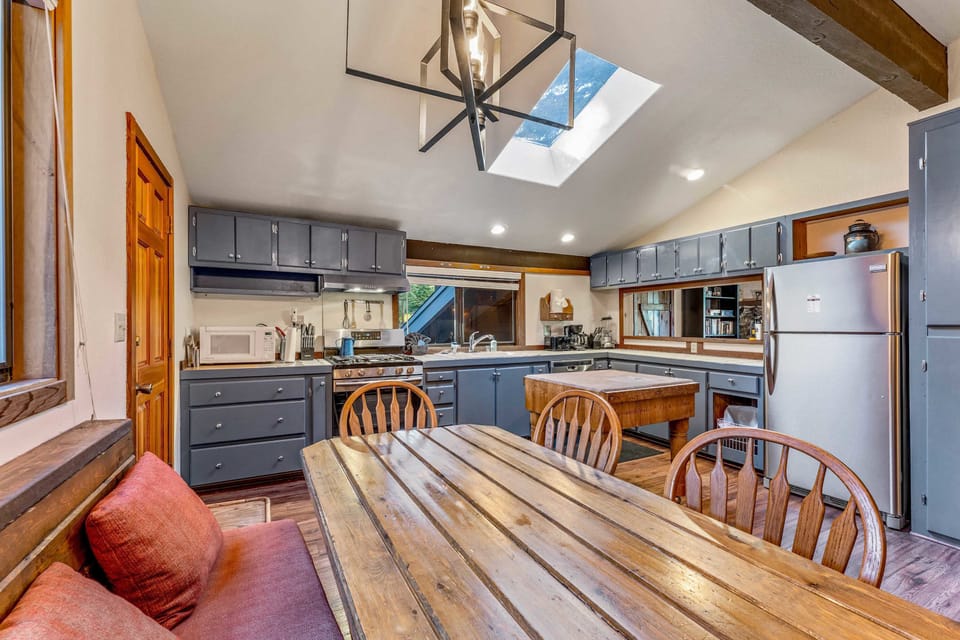 Kitchen: Well-equipped kitchen, range of appliances, spacious counter and cabinets, 6-person dining table
