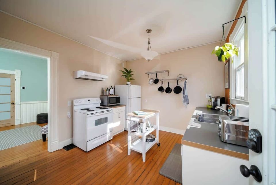 #StayinMyDistrict Sunnyside! High ceilings, tons of light & vintage charm will make you feel right at HOME in this Sunnyside home. Walk to dining, shopping & entertainment in the SE Belmont, Hawthorn & Division district. #bookdirect #stayinmydistrict