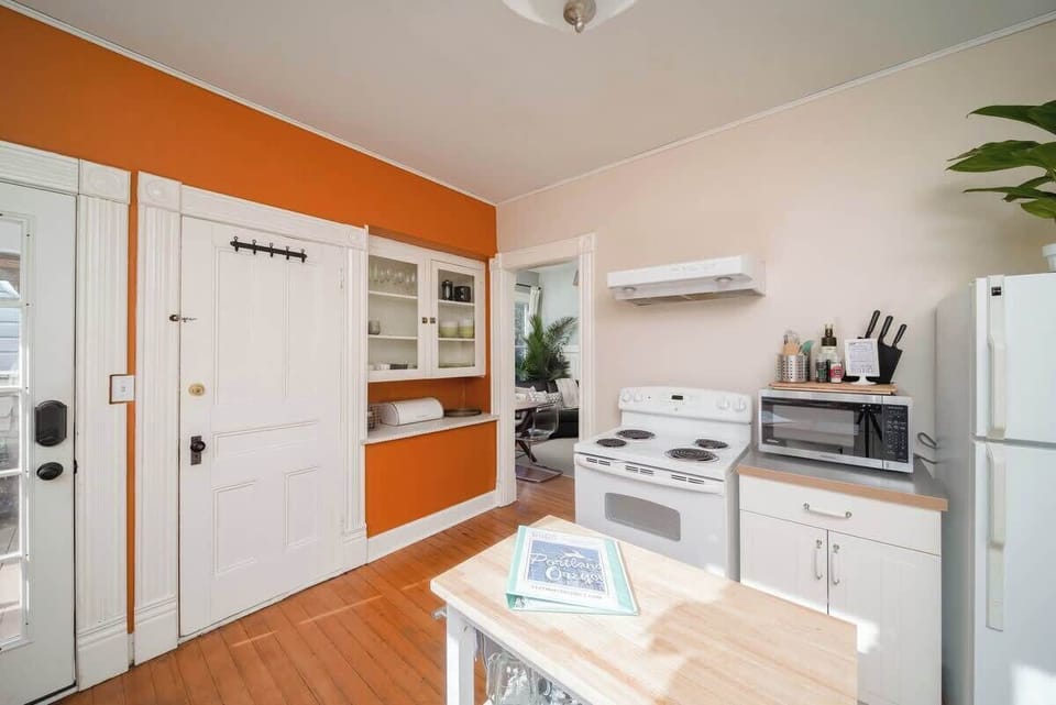 #StayinMyDistrict Sunnyside! High ceilings, tons of light & vintage charm will make you feel right at HOME in this Sunnyside home. Walk to dining, shopping & entertainment in the SE Belmont, Hawthorn & Division district. #bookdirect #stayinmydistrict