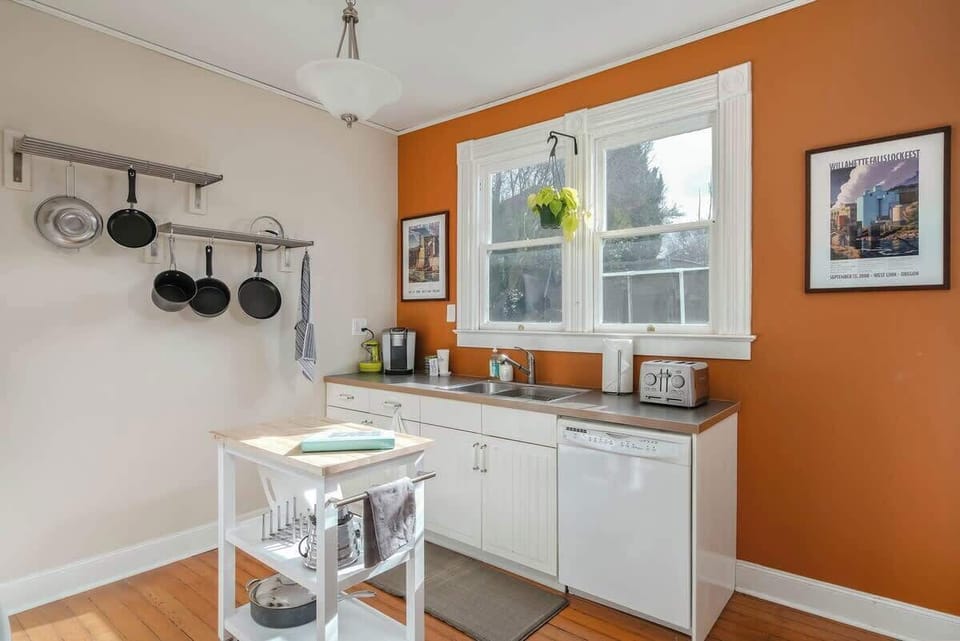#StayinMyDistrict Sunnyside! High ceilings, tons of light & vintage charm will make you feel right at HOME in this Sunnyside home. Walk to dining, shopping & entertainment in the SE Belmont, Hawthorn & Division district. #bookdirect #stayinmydistrict