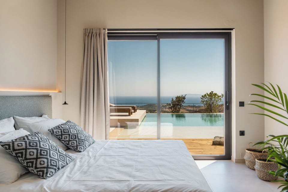 The second bedroom features a Queen size bed (1,60 x 2,00), and an en-suite bathroom with a stand-up shower.