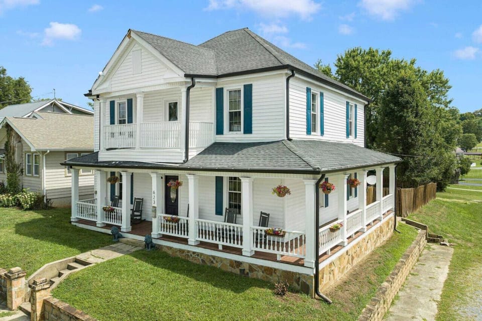 With downtown Bristol just minutes away, enjoy easy access to local events, shops, and dining options.