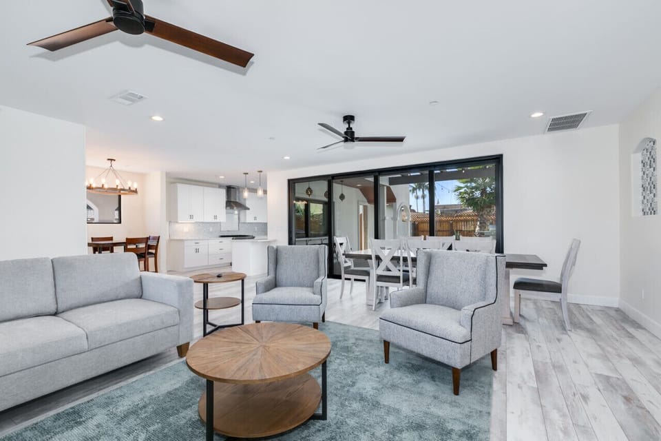 Relax and unwind in this spacious and inviting living room. Perfect for entertaining guests or simply enjoying a quiet evening at home.