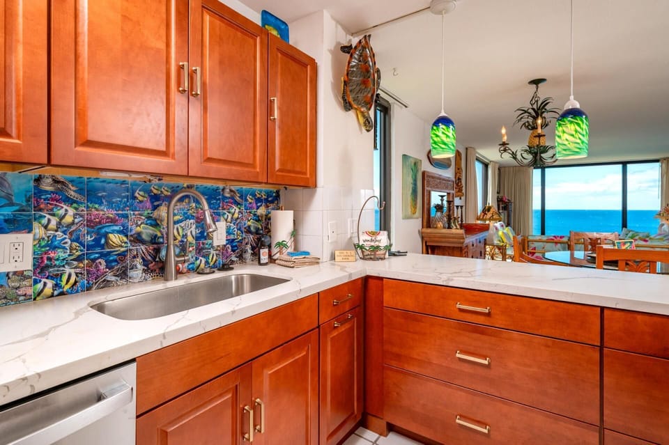 Fully equipped kitchen with full appliances and tropical flair. MAH-1219