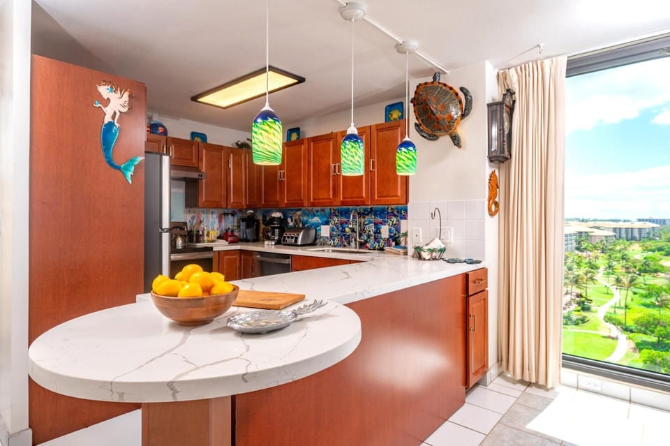Casual kitchen nook for quick bites before your next beach adventure. MAH-1219